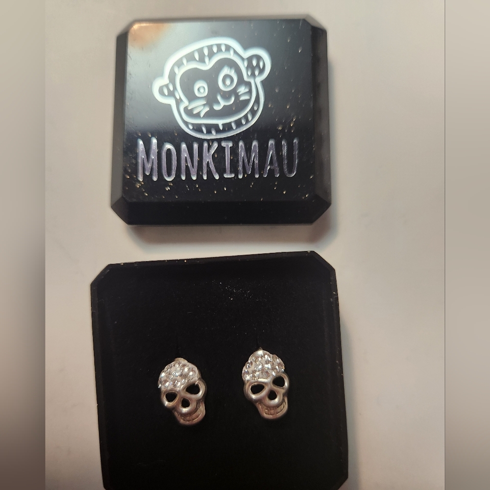Monkimau skull earrings